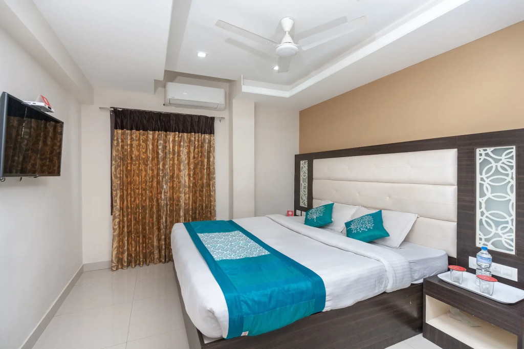 OYO 19909 Sri Guru Inn