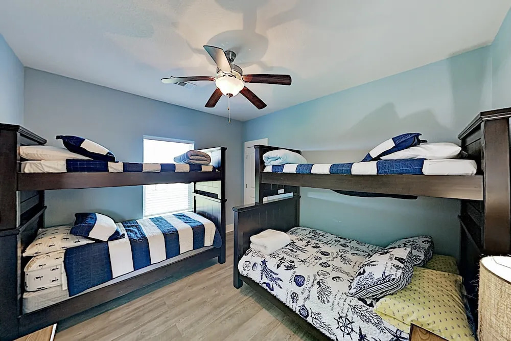 Gulf-view - Walk To Beach! 3 Bedroom Home