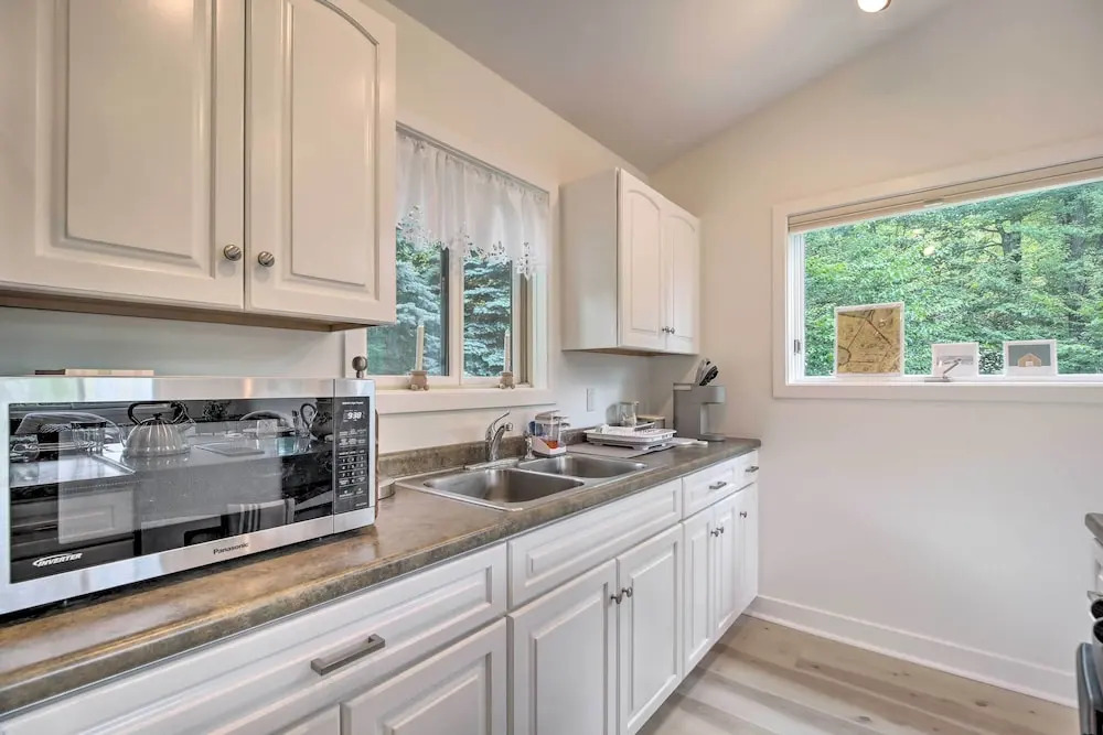 Airy & Bright Hideaway Near Smugglers' Notch!