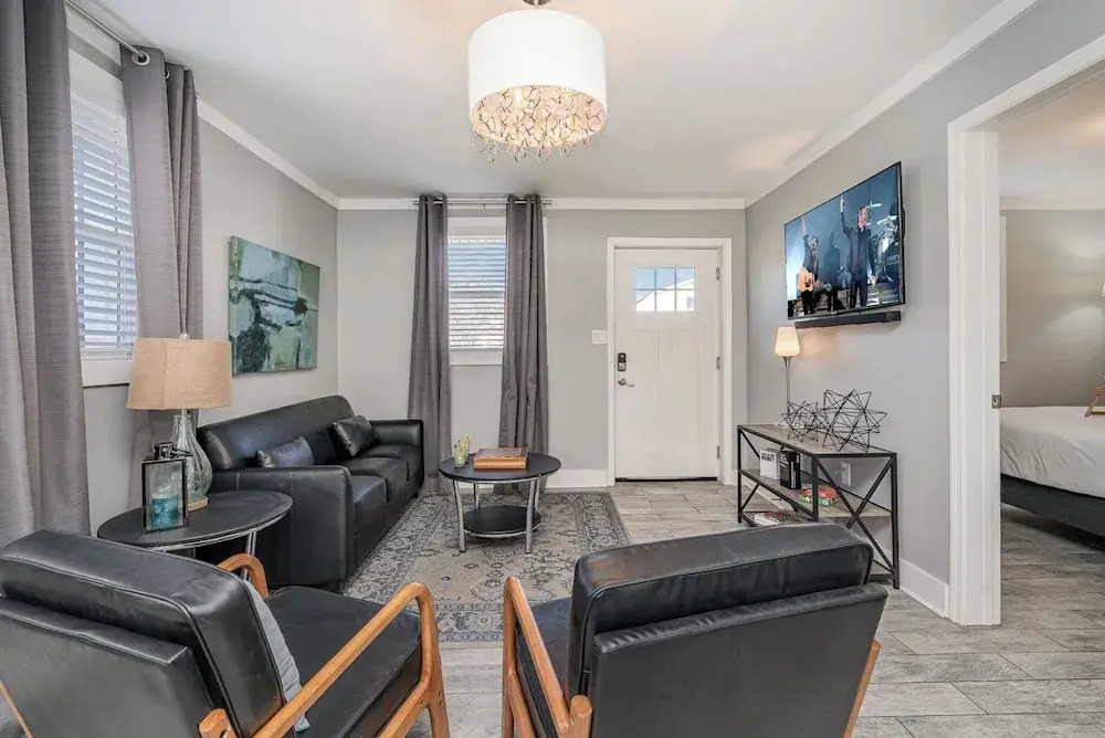 Urban Pearl-2 Bedroom & Private Patio-in Midtown