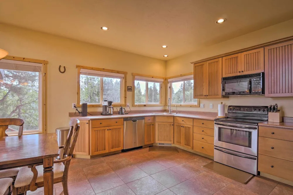 Gorgeous Alton Cabin w/ Deck + Mountain Views