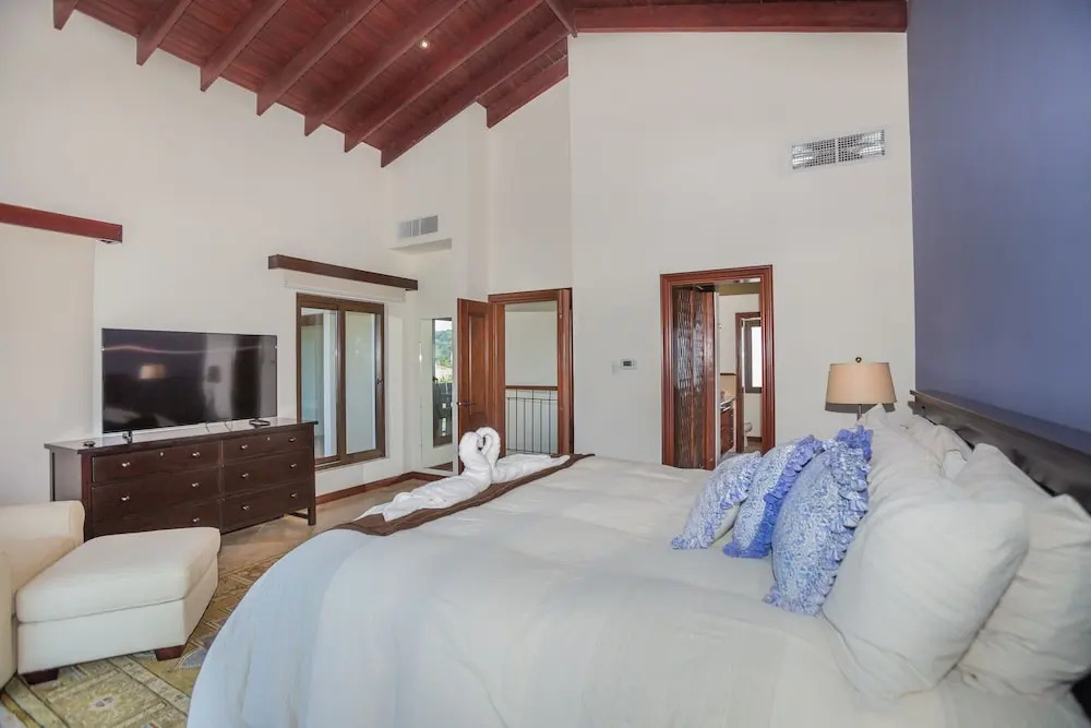 Pristine Bay 4033 4 Bedroom Home by RedAwning