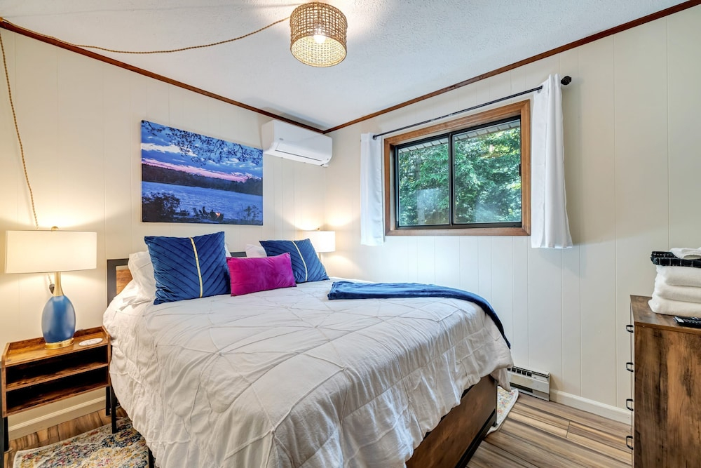 Lakefront Poconos Retreat w Hot Tub Dog Friendly