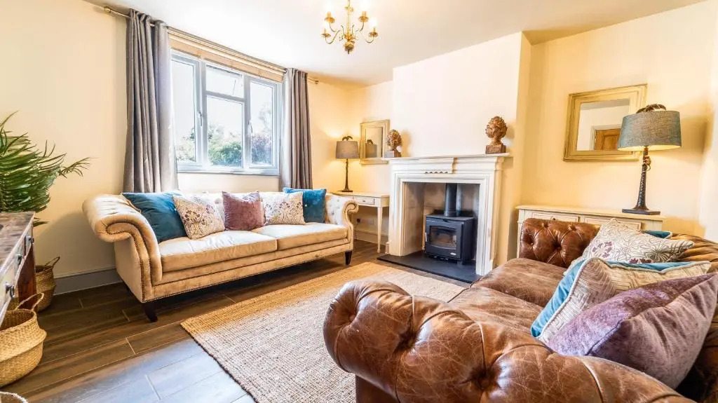 Cosey 2 Bed Cottage With Pool 35 Mins From London