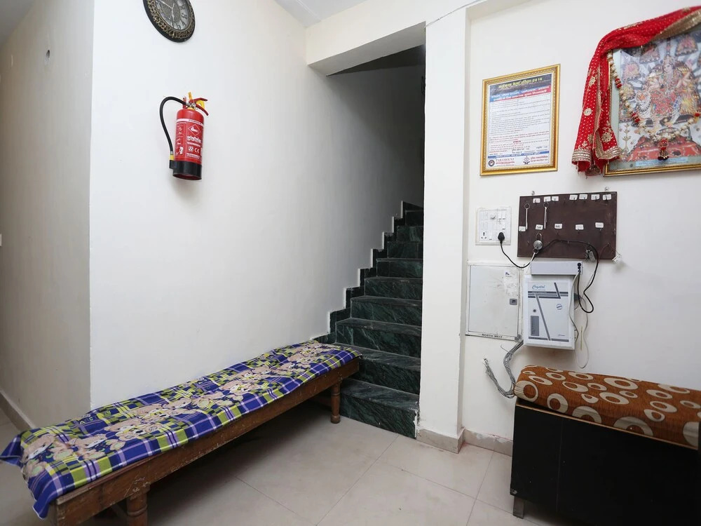 Oyo 30850 Hotel Hira