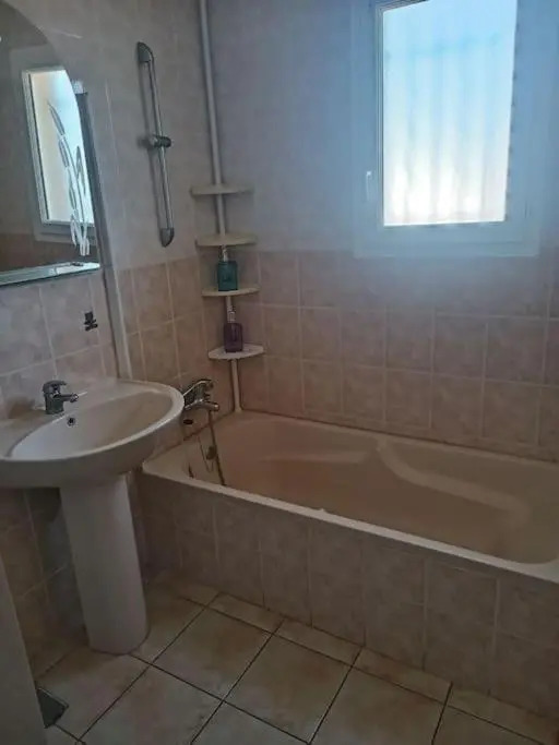 Belle villa de 90m2 au calme avec jardin et parking à 10 mn de la mer en voiture