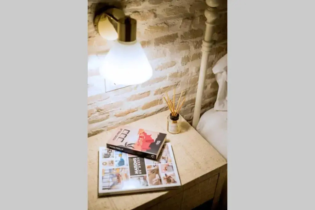 Fantastico apartamento recien renovado con piscina en la azotea, dos dormitorios y aparcamiento gratuito en la calle.