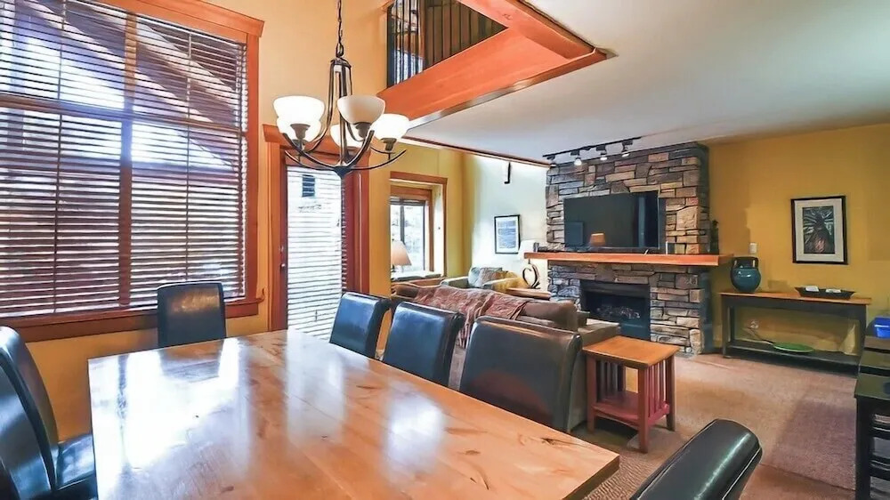 Pinnacle Ridge Chalets by Fernie Lodging Co