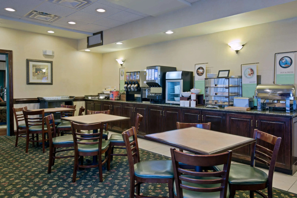 Country Inn & Suites by Radisson, Newport News South, VA