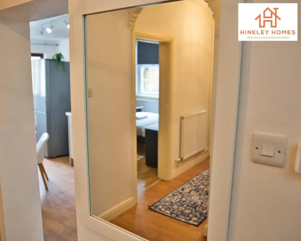 Centrally Tucked Away Private 4bed - Free parking! By Hinkley Homes Short Lets & Serviced Accommodation