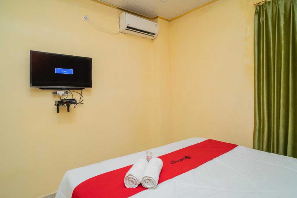 RedDoorz Plus Syariah near Pasar Turi