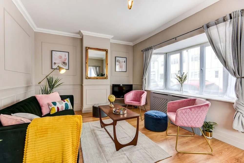 Beautiful 4 Bed House, 3 Minutes to Sea, Sleeps 8