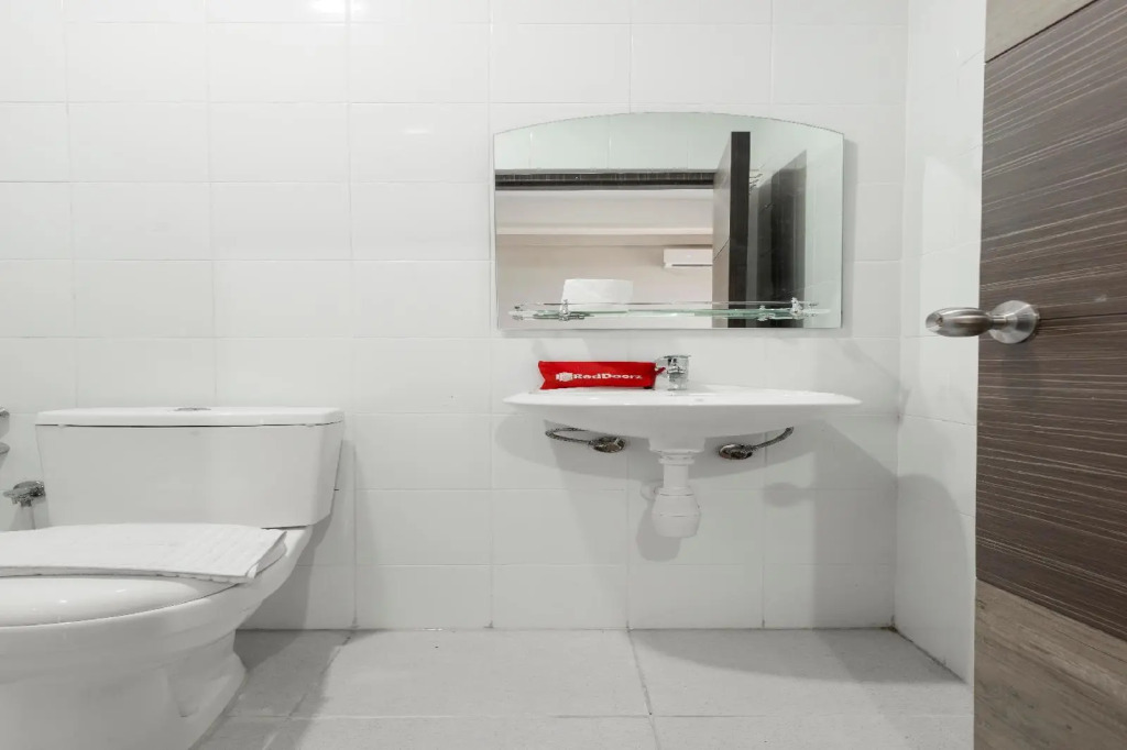 RedDoorz near Grand City Mall 2
