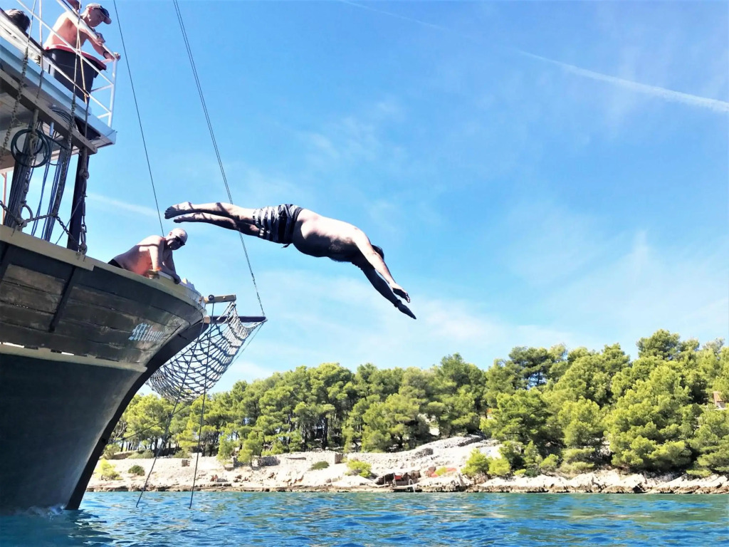 Rhythm Floating Hostel - Zadar