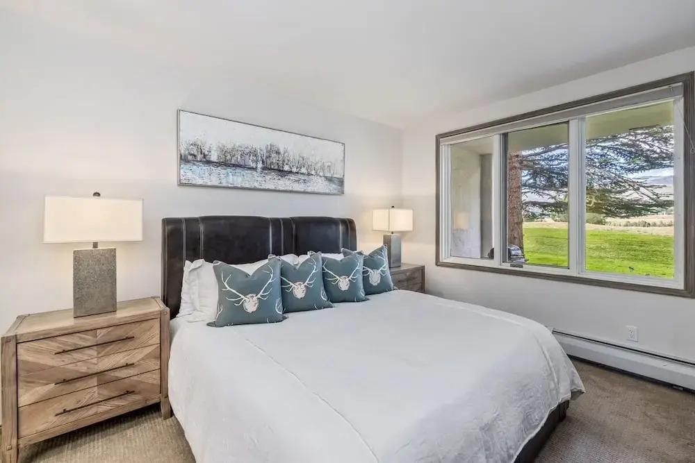 Stunning Renovated 2 Bedroom in Arrowhead Village! Studio Condo
