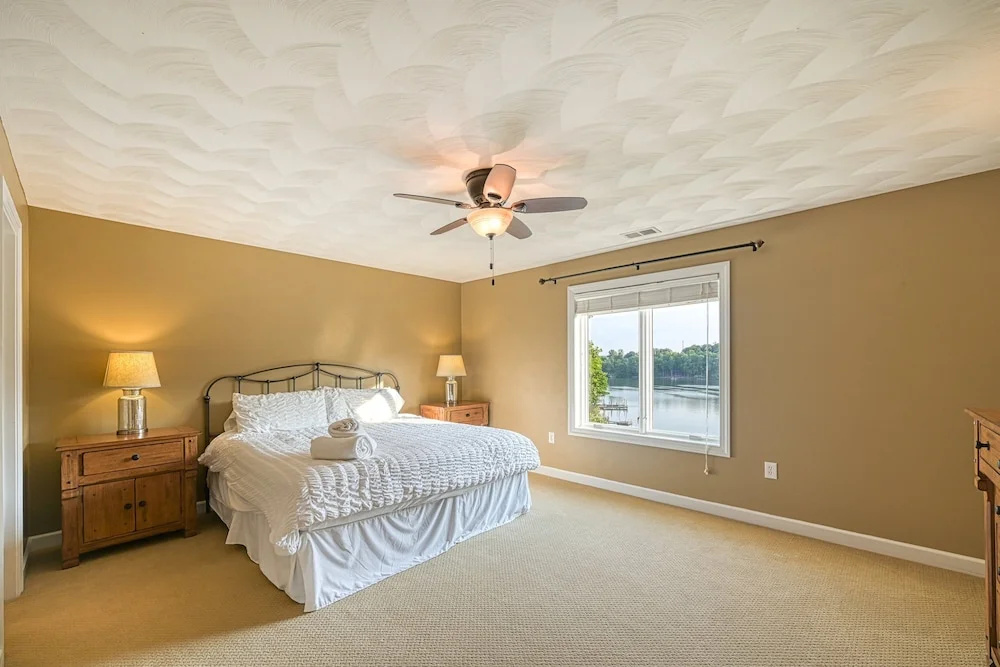 Paradise at Sunset Cove - Lakefront Getaway With Private Dock, Office, Firepit, Deck, & Pool Table