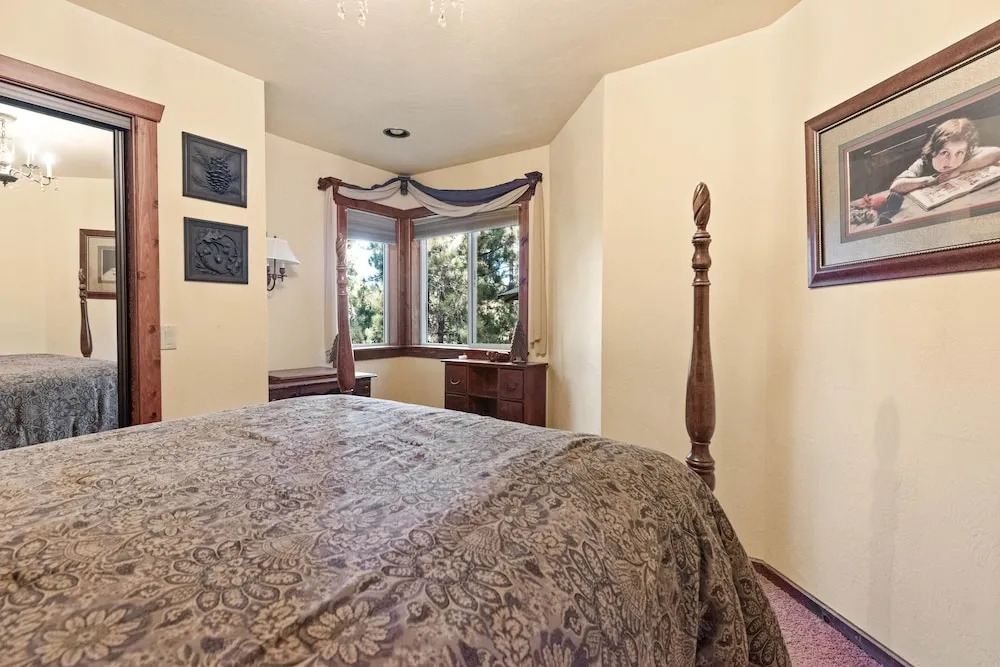 Big Bear Villa - Walk to Lake ad Village! Hot Tub, Jet Tub and so much more