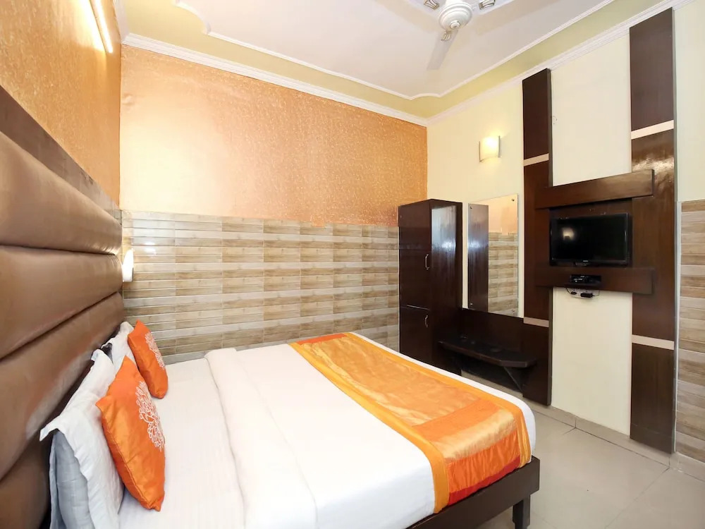 OYO 12155 Hotel Awdesh Inn