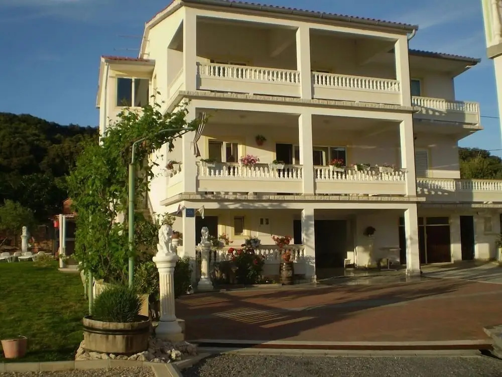 Robi- Swimming Pool and Beautiful Garden - A1-žuti