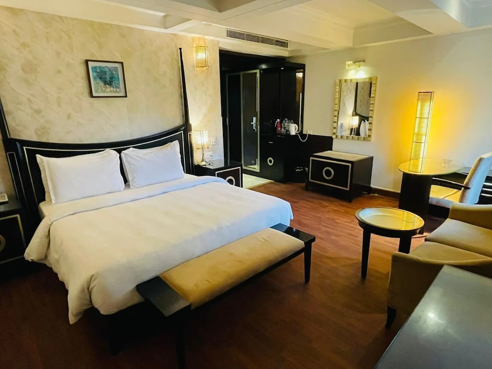 Venizia Sarovar Portico