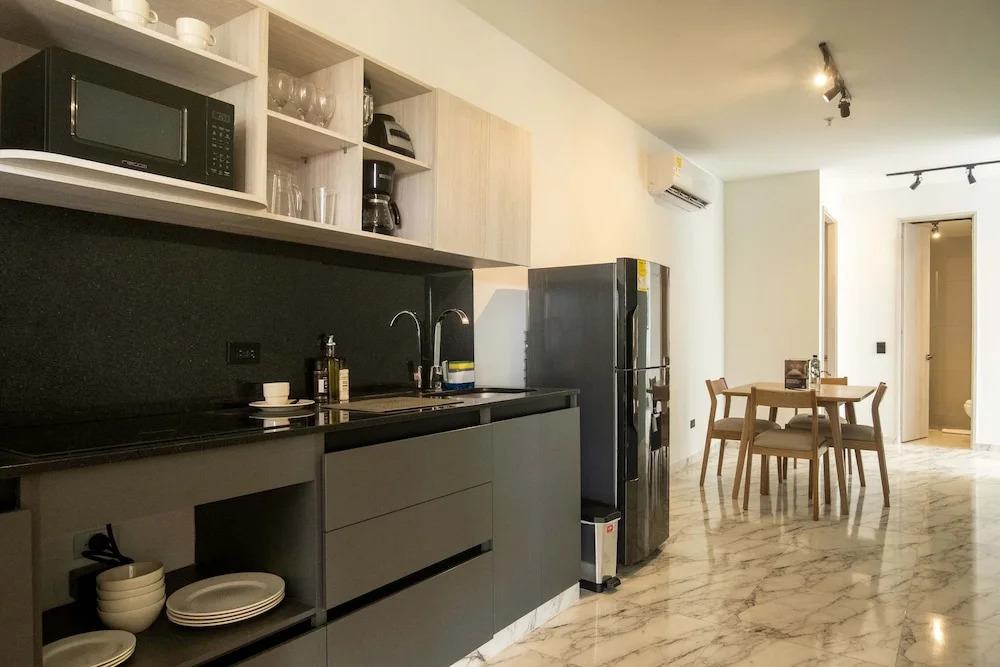 w Modern 3BR w AC Steps From Ciudad Amurallada