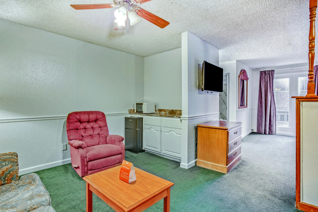 OYO Townhouse Tulsa Woodland Hills