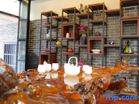 Floral Hotel · Mountain Whisper Hotel（Shennongjia Wooden fish store）
