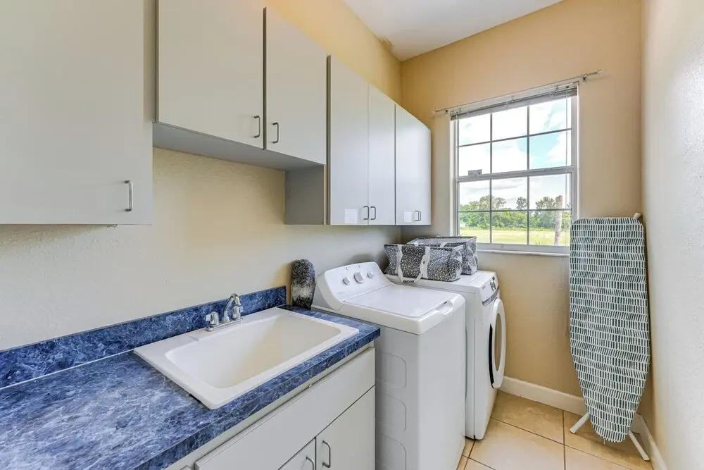 Game, Swim & Unwind: Lakeside Retreat Near Disney