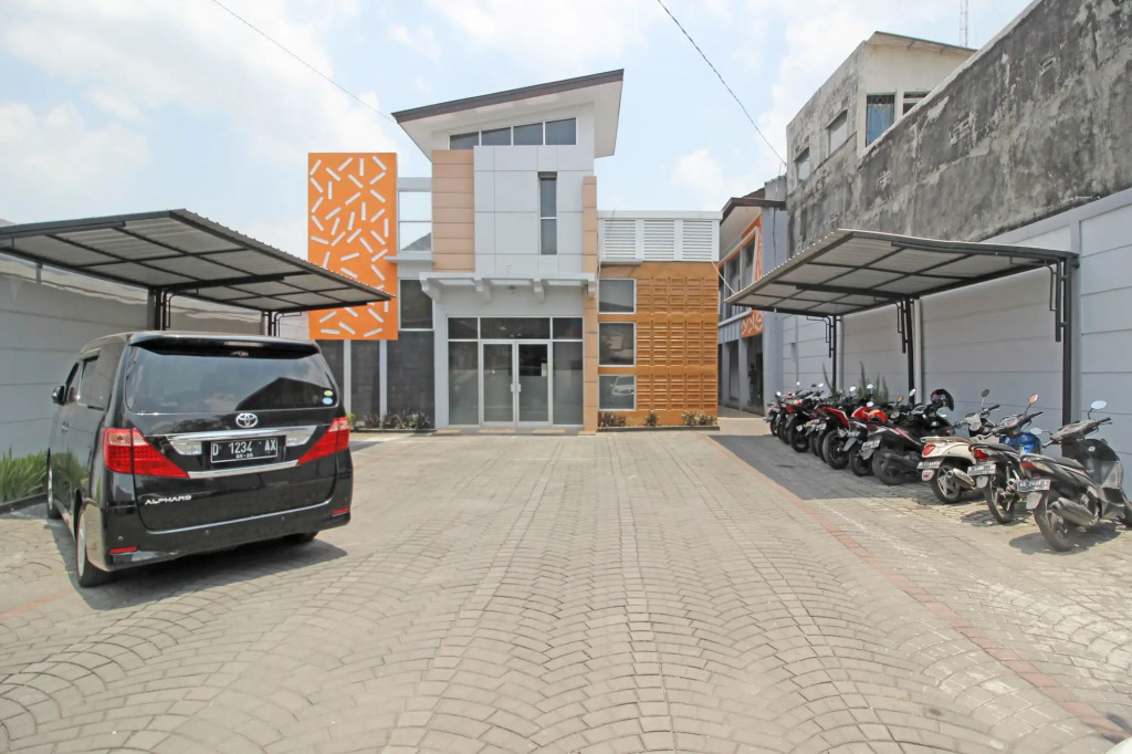 RedDoorz near Hartono Mall 3