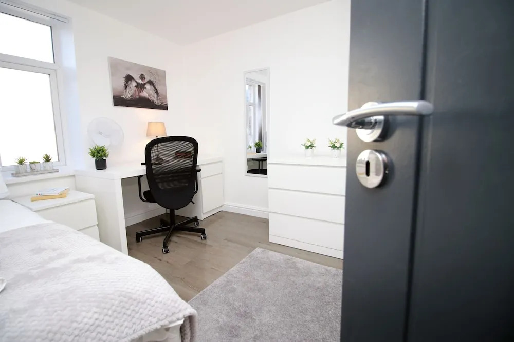 Modern Guesthouse, Fast Wi-Fi, Street Free Parking, Central, Fully Equipped
