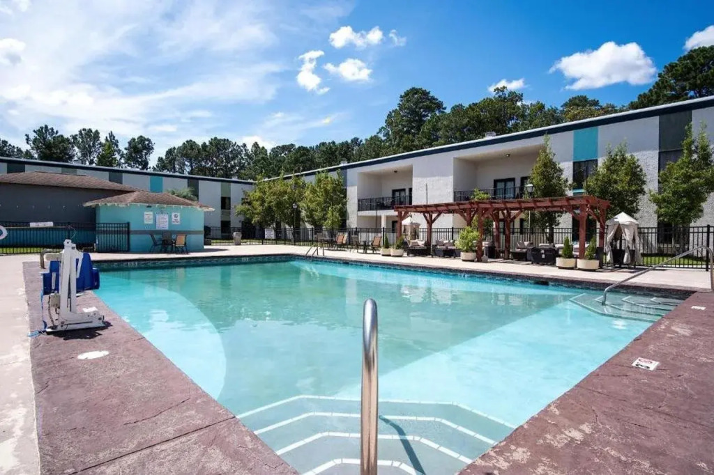 Cottonwood Suites Savannah Hotel & Conference Center