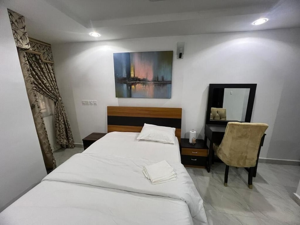 Bengerald Hotel And Suites