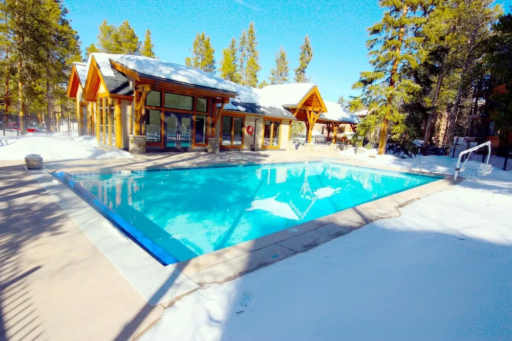 Pinecreek #I - 1 BR - Close to Town - Shuttle to Slopes - Pool and Hot Tub Access
