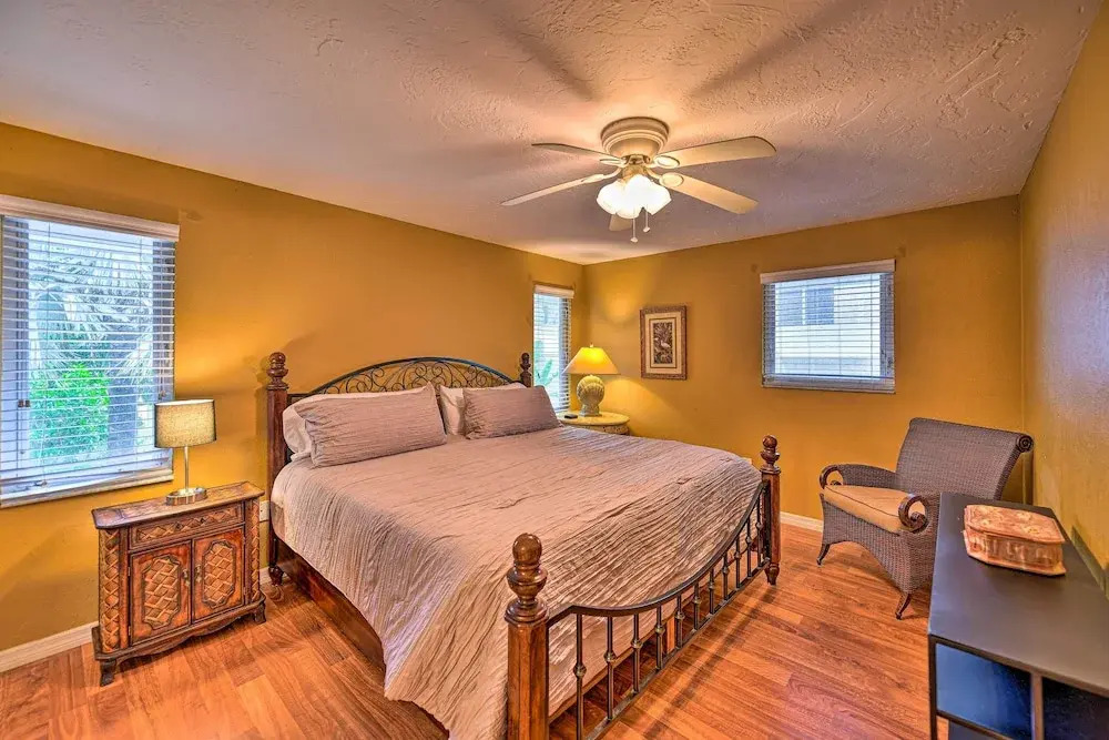 Gulfview Lido Key Gem - Walk to Beach & Shops