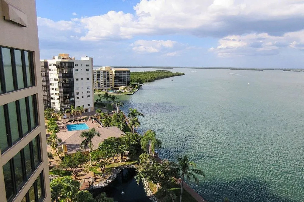 Harbour Pointe 1014 2 Bedrooms 2 Bathrooms Condo