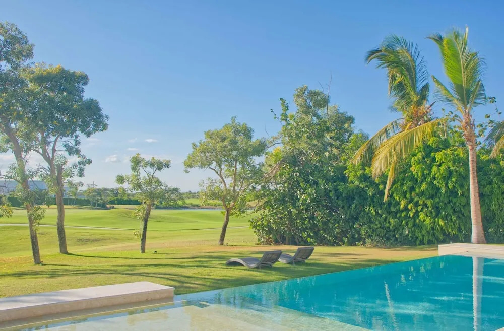 Modern Villa w Golf and Lake View in Beach Resort