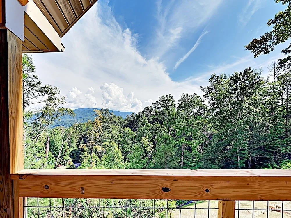 New Listing! Gorgeous W/ Mountain Views 3 Bedroom Cabin