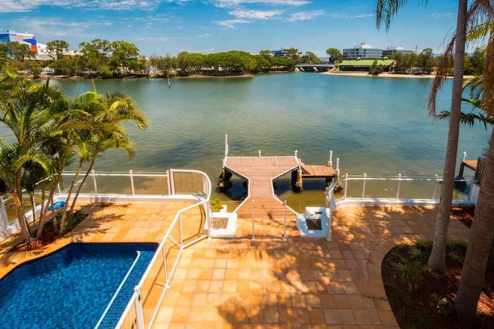 Edgewater on Chevron Waterfront 5 Bedroom Deluxe House Central Surfers
