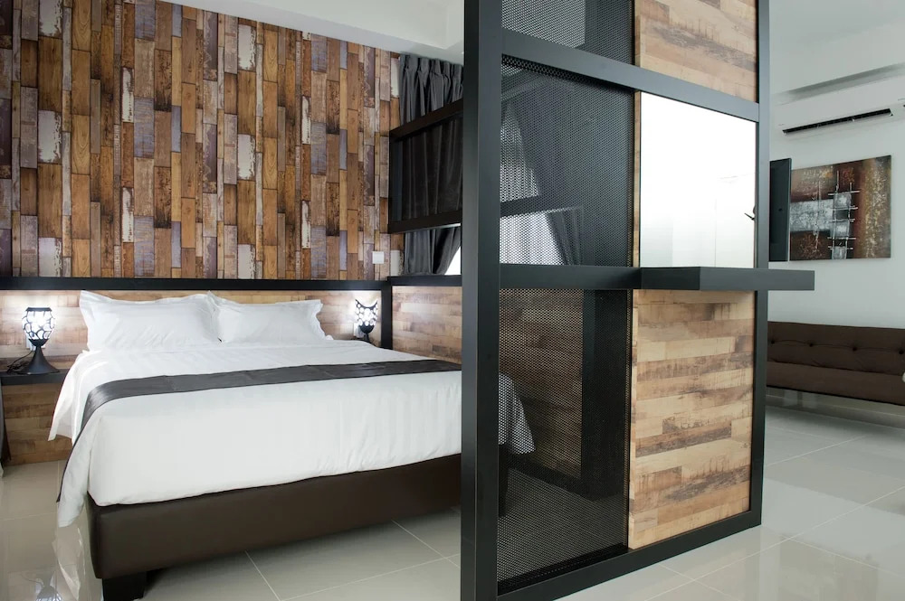 Ezzyhome@Medini
