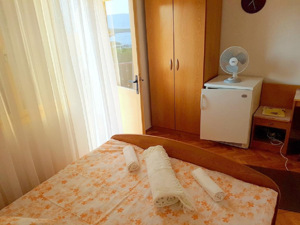 Room Tonka - 150 m from beach: R1 Jelsa, Island Hvar