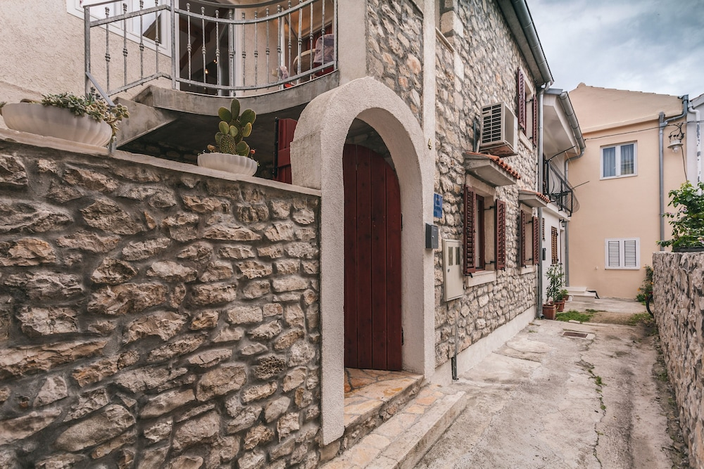 Heritage House Apola