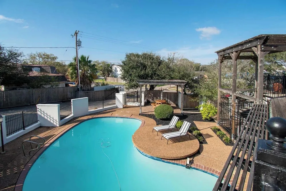 Ocean Drive Grand Estate Sleeps 54 Pool