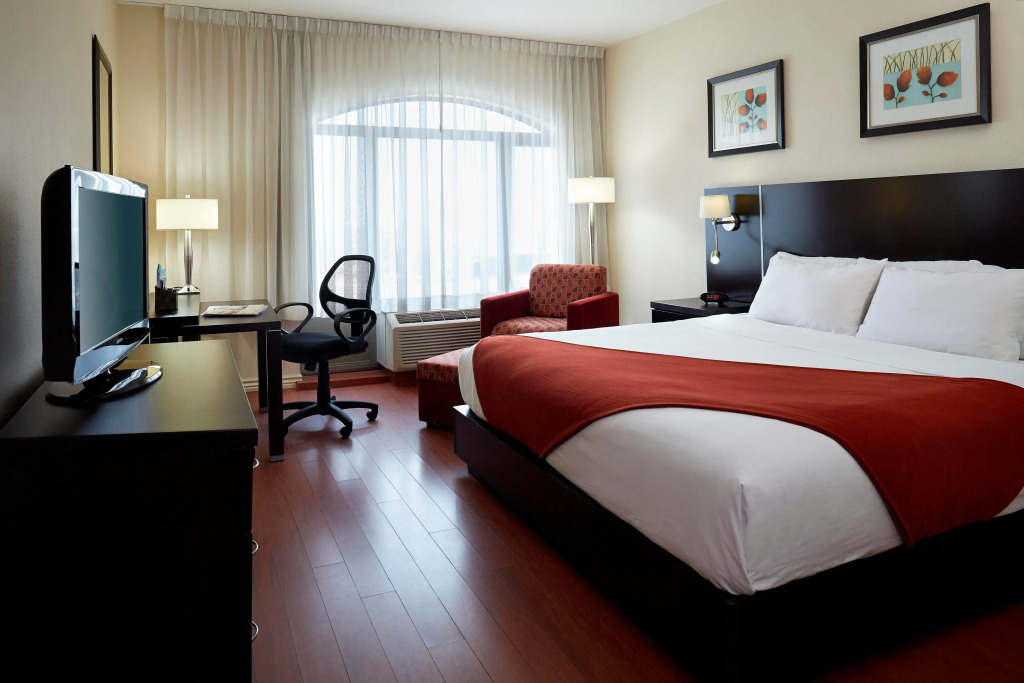 Holiday Inn & Suites Montreal Airport by IHG