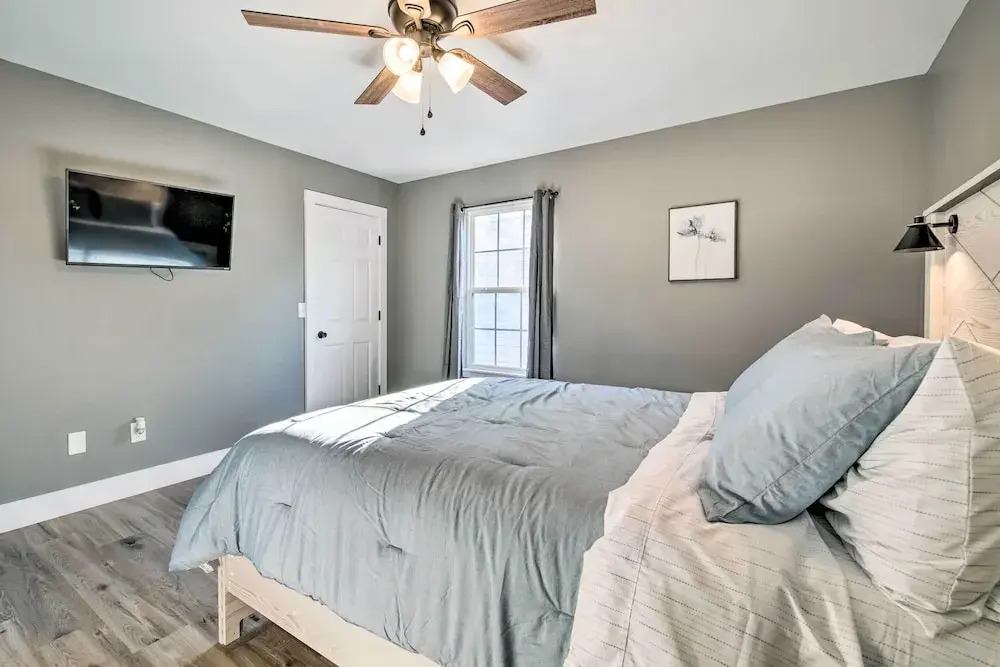 Pet-friendly Abode, Walk to Table Rock Lake!