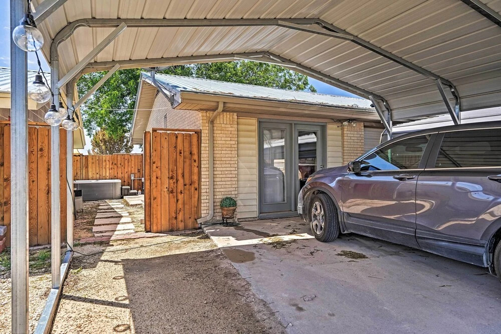 Quaint Garden City Studio w/ Hot Tub: Pets Welcome