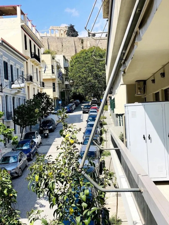 Karyatis - Apartment on the Road of History