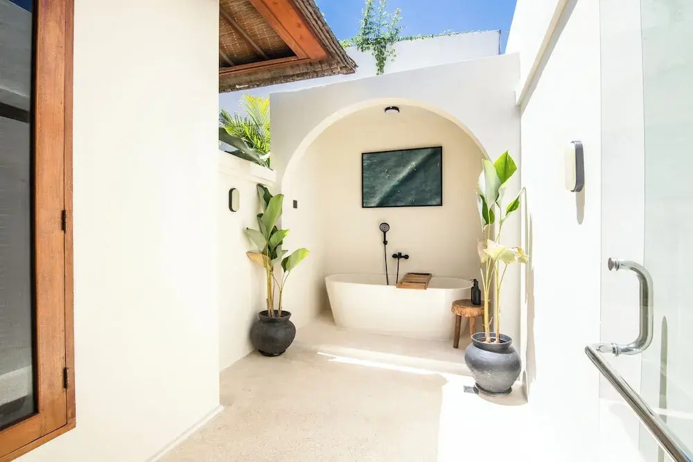 Spacious 4 BR Walking Distance to Finns Beach