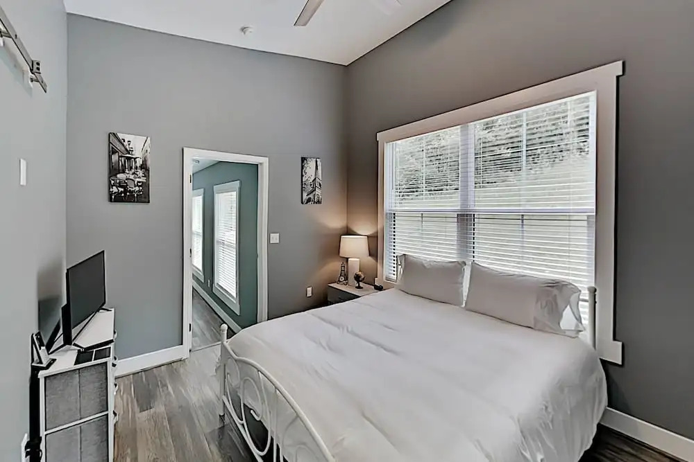 Lavish W/ Hot Tub - Near Asheville, Skiing 3 Bedroom Home