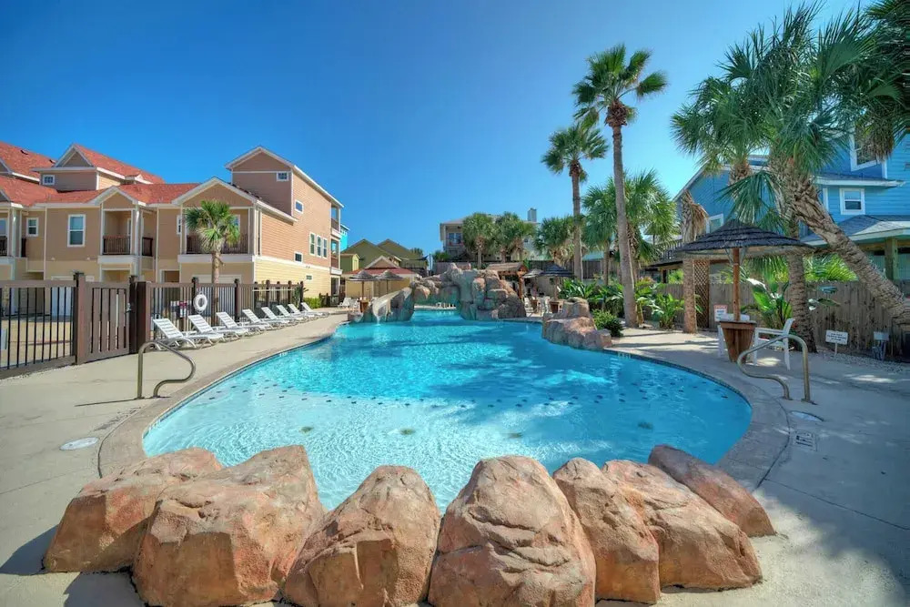 Walk to Beach Shared Pool Access, Golf Cart Zone Carpe Beach Bum by Avantstay