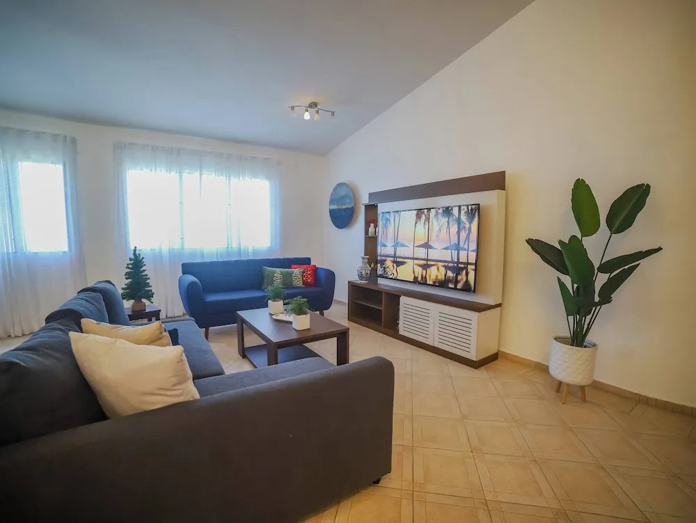 Cozy 7BR Villa BIG Pool Close to Beach
